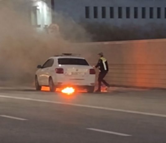 Video! Incendiu în Iași: o autospecială de poliție a ars ca o torță în Bucium