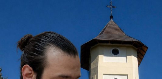 Preotul acuzat de relații amoroase cu enoriașele renunță la biserică. Mitropolia voia să-l caterisească