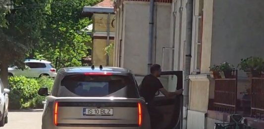 Foto/Video! Notarul imobiliarilor din Iași s-a baricadat la Socola după scandalul din Fratelli Vlad Pătrășcanu la Socola