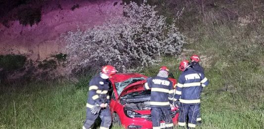 Accident grav în Costuleni. Un autoturism cu 4 persoane s-a răsturnat