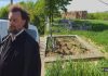 FOTO/VIDEO! Afacere macabră în Voinești. Preotul a dezgropat morții și i-a mutat cu roaba în alt cimitir. Pe locul mormintelor vrea să amenajeze o parcare