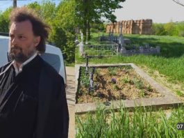 FOTO/VIDEO! Afacere macabră în Voinești. Preotul a dezgropat morții și i-a mutat cu roaba în alt cimitir. Pe locul mormintelor vrea să amenajeze o parcare