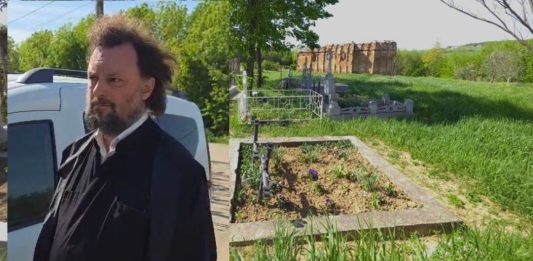 FOTO/VIDEO! Afacere macabră în Voinești. Preotul a dezgropat morții și i-a mutat cu roaba în alt cimitir. Pe locul mormintelor vrea să amenajeze o parcare