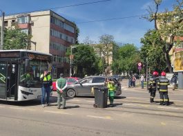 Accident rutier între un autobuz și un autoturism, în Podu Roș. Trei pasageri au fost răniți