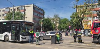 Accident rutier între un autobuz și un autoturism, în Podu Roș. Trei pasageri au fost răniți