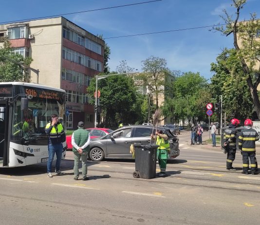 Accident rutier între un autobuz și un autoturism, în Podu Roș. Trei pasageri au fost răniți