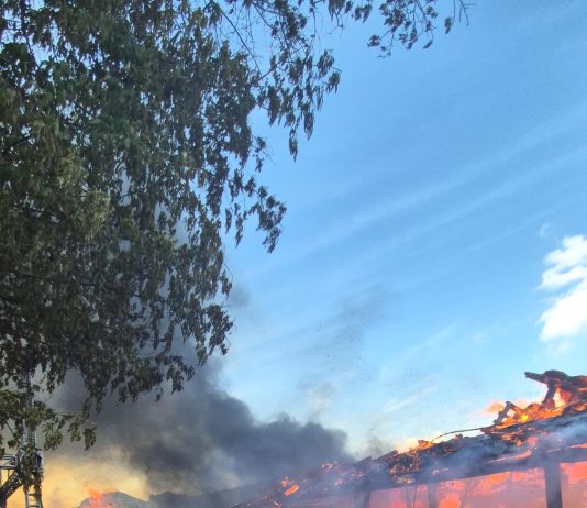 Video! Incendiu violent la Tiki Village