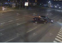 Video! Accident rutier cu victimă în Tudor Vladimirescu. Unul dintre autoturisme a fost proiectat pe trotuar