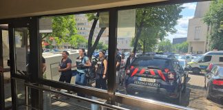 Foto/ Video! Cinci traficanți de țigarete au fost aduși pentru arestare la instanță! Polițiștii au ridicat de la domiciliile lor peste jumătate de milion de țigarete de contrabandă
