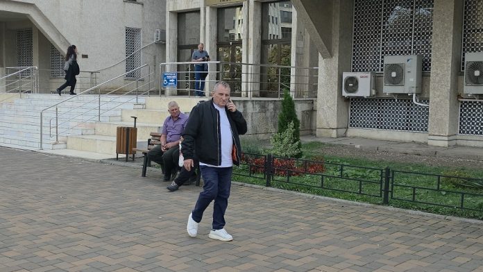 Constantin Măzărianu iese de la Judecătoria Iași-2 Constantin Măzărianu iese de la Judecătoria Iași-