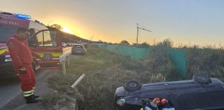 Accident pe Șoseaua Iași–Tomești. Un microbuz s-a răsturnat într-un șanț