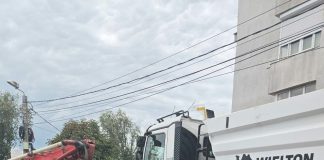 Accident rutier în municipiul Iași. O mașină a fost strivită între două camioane