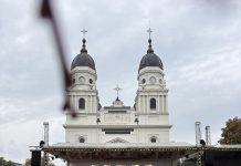 A început hramul Sfintei Cuvioase Parascheva. Mii de credincioși participă la Sfânta Liturghie